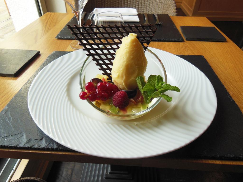 Logis Hotel Saint-Roch Pleumartin ภายนอก รูปภาพ