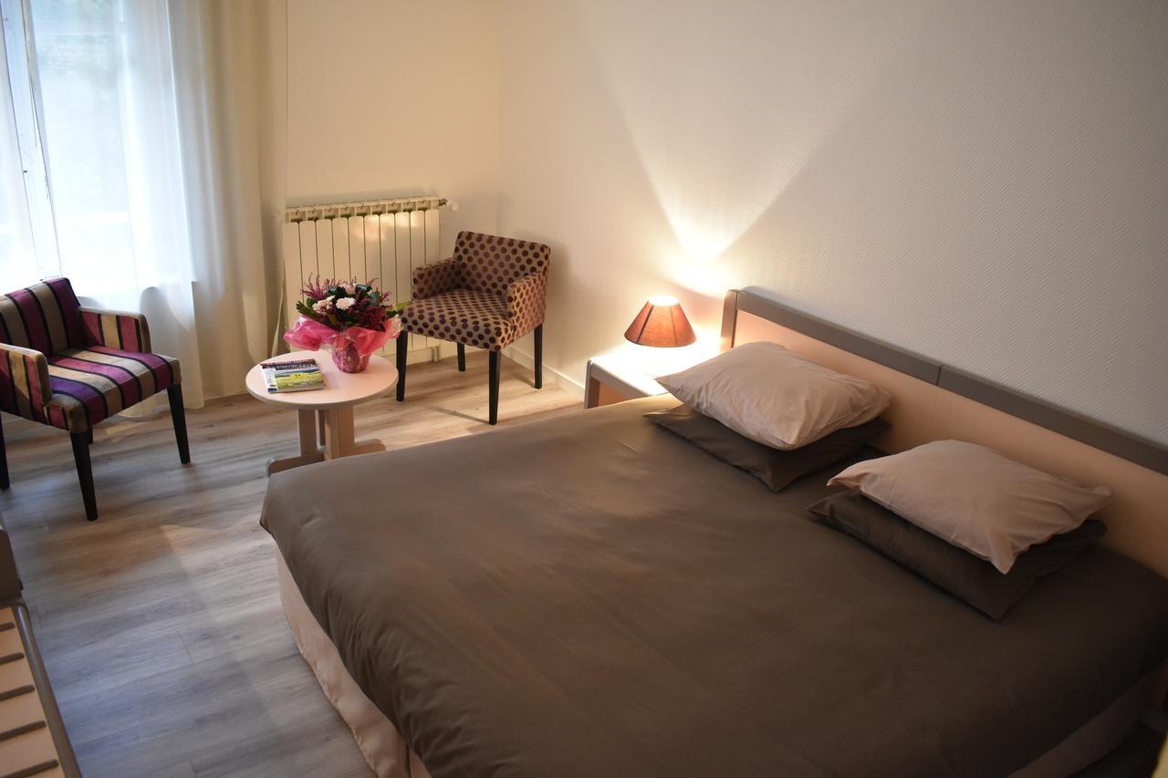 Logis Hotel Saint-Roch Pleumartin ภายนอก รูปภาพ