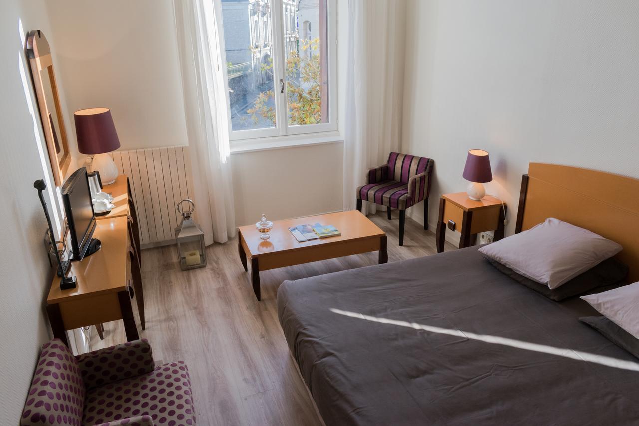 Logis Hotel Saint-Roch Pleumartin ภายนอก รูปภาพ