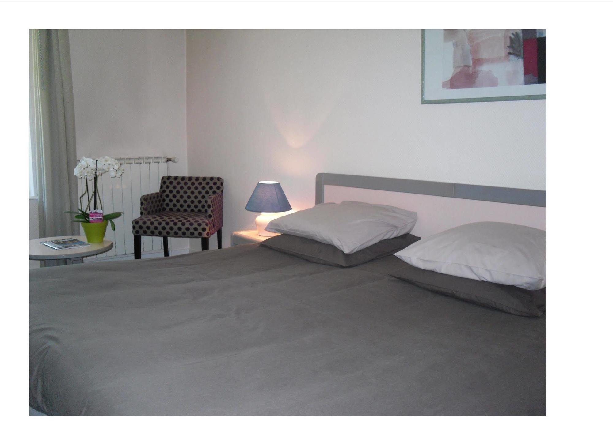 Logis Hotel Saint-Roch Pleumartin ภายนอก รูปภาพ