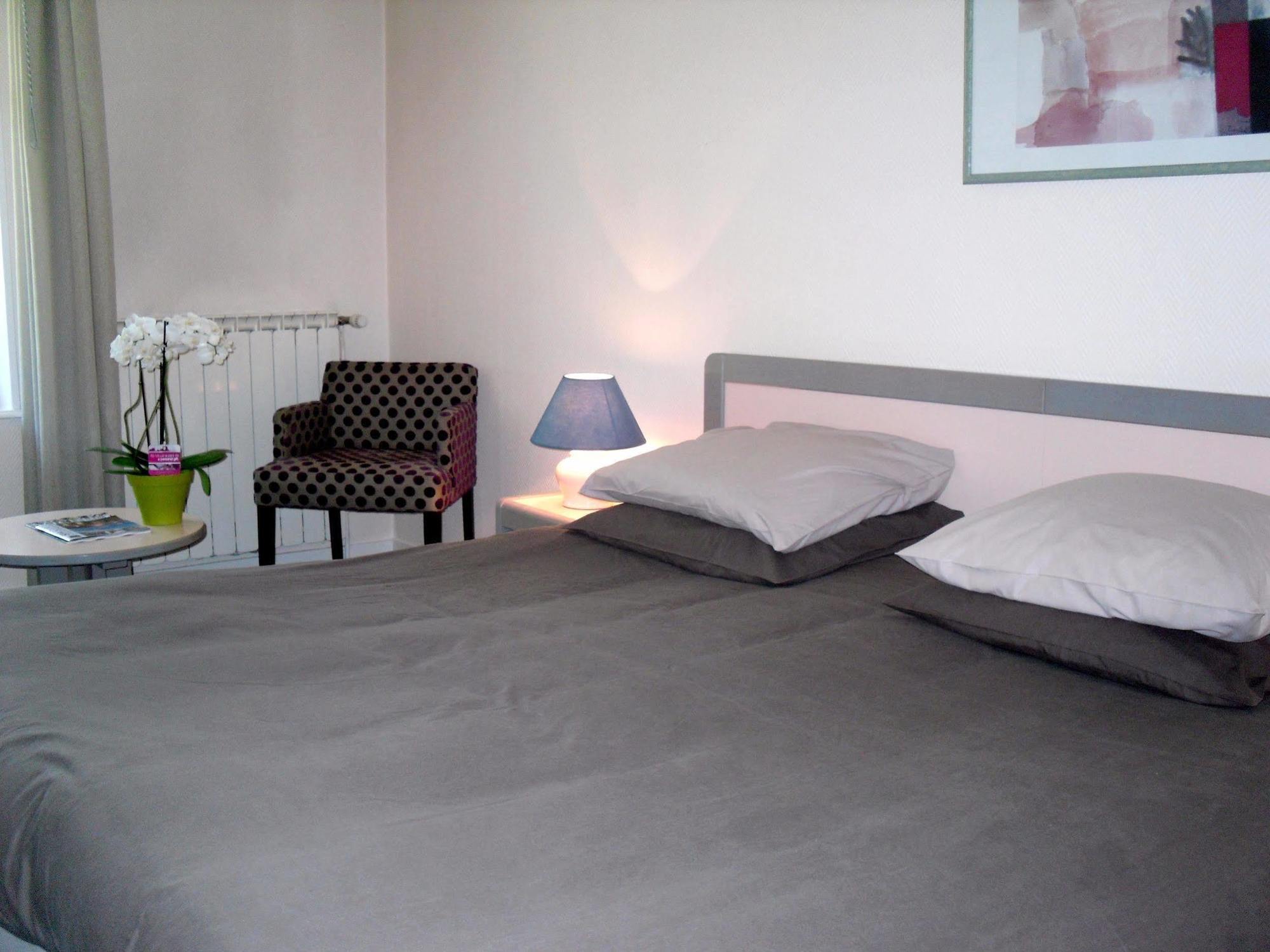 Logis Hotel Saint-Roch Pleumartin ภายนอก รูปภาพ