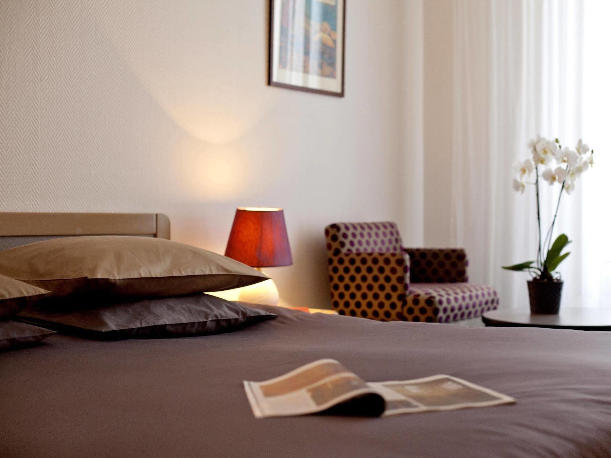 Logis Hotel Saint-Roch Pleumartin ภายนอก รูปภาพ